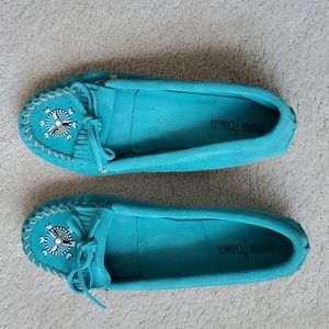 Minnetonka women's hand beeded moccasins, sz 11, Teal color.